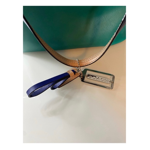 ‘Like-New Leather Coach Tote’👜 - Picture 4 of 12